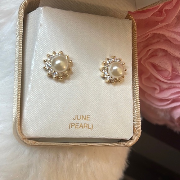 NEW JUNE Pearl Crystal Cluster Stud Earrings - Picture 3 of 5